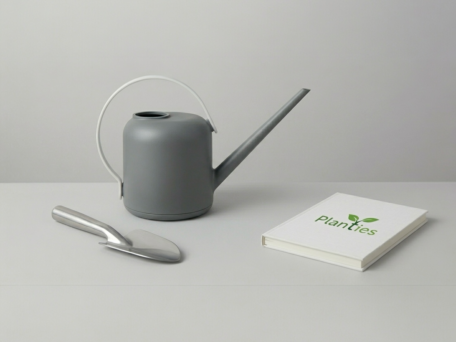 Een stijlvolle gieter van Planties, symbool voor de verzorging en keuzehulp van onze unieke kamerplanten collectie.