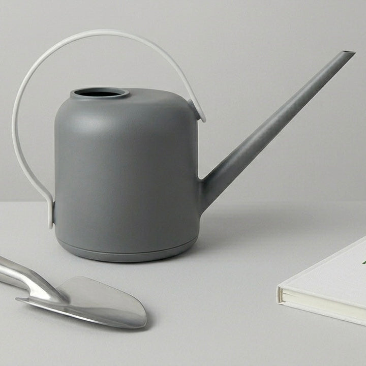 Grijze gieter van de collectie met accessoires